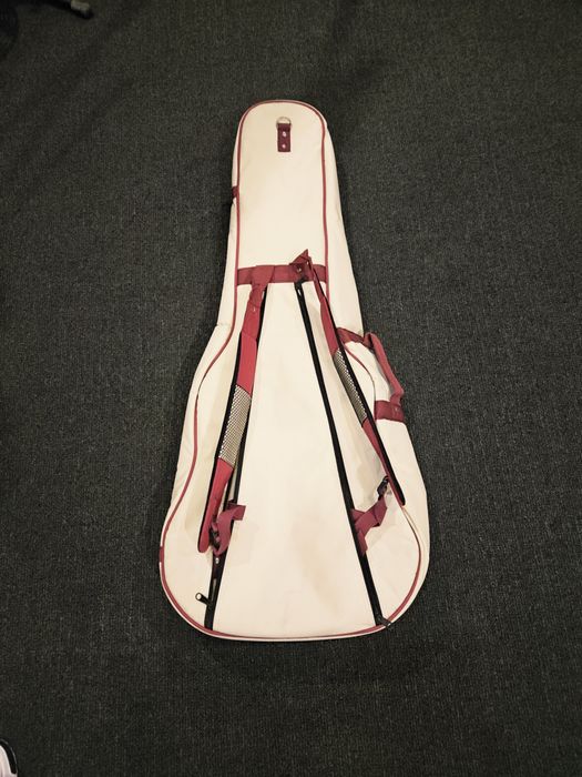Luksusowy pokrowiec na gitarę.