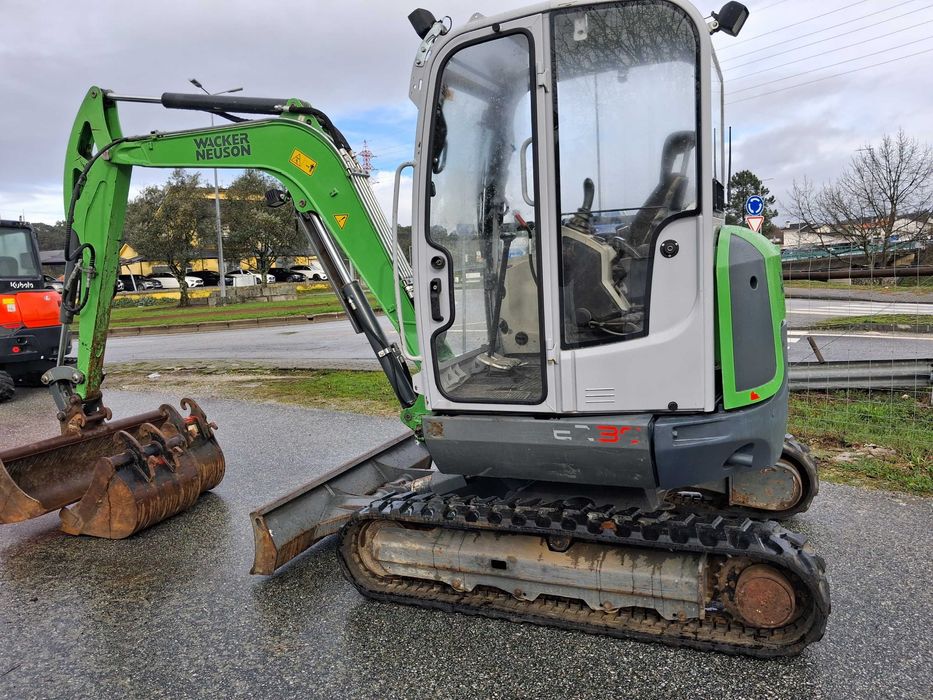 Mini Giratória  Mini Escavadora Neuson EZ38