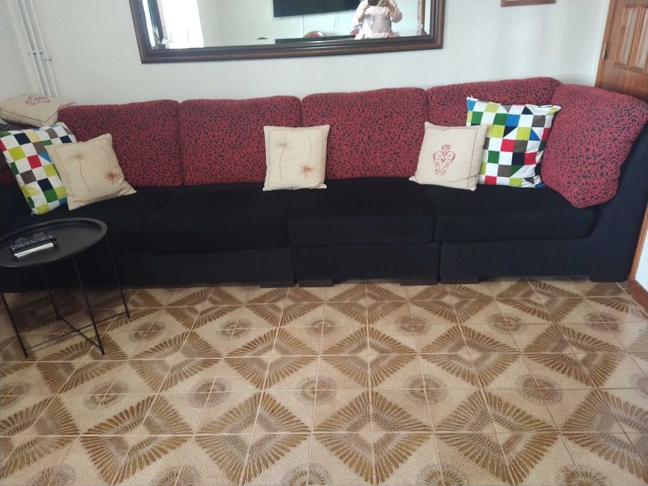 Sofá de sala preto e vermelho