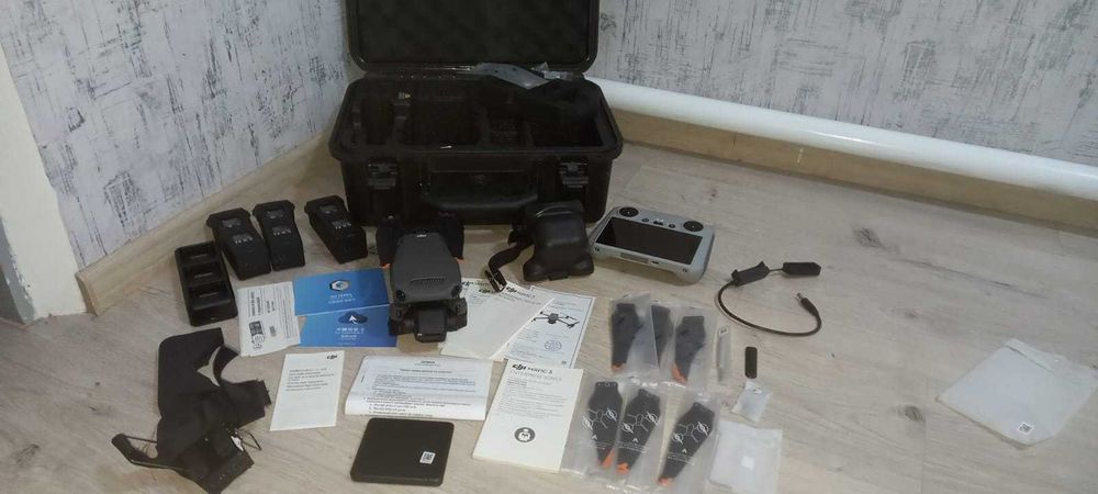 Квадрокоптер DJI Mavic 3 Fly More Combo (1001)