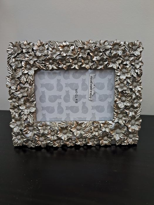 Moldura com flores em relevo