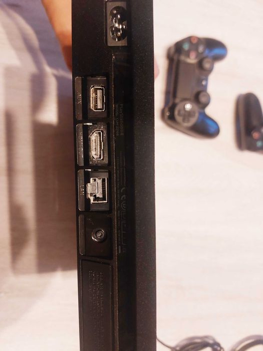 Ps4 slim 1TB + 2 pady/ okablowanie