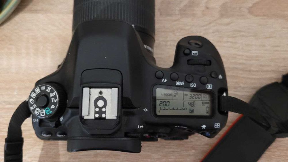 Canon EOS 80D + EF-S 18-55mm