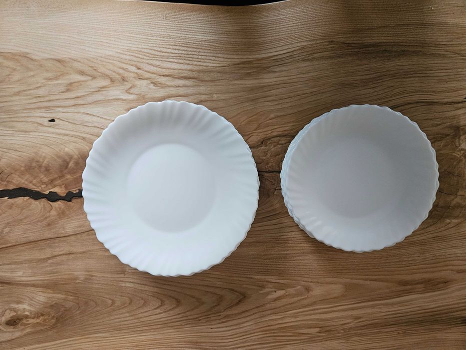 Komplet talerzy z białego duralexu