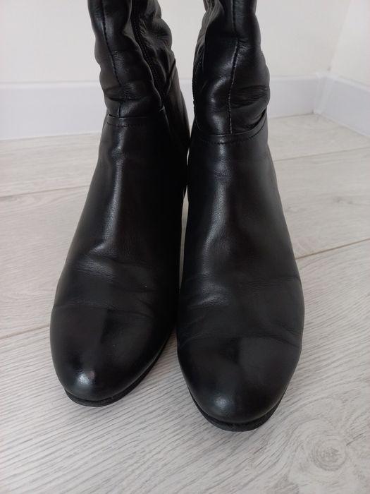 Чоботи шкіряні на підборах 38 розмір