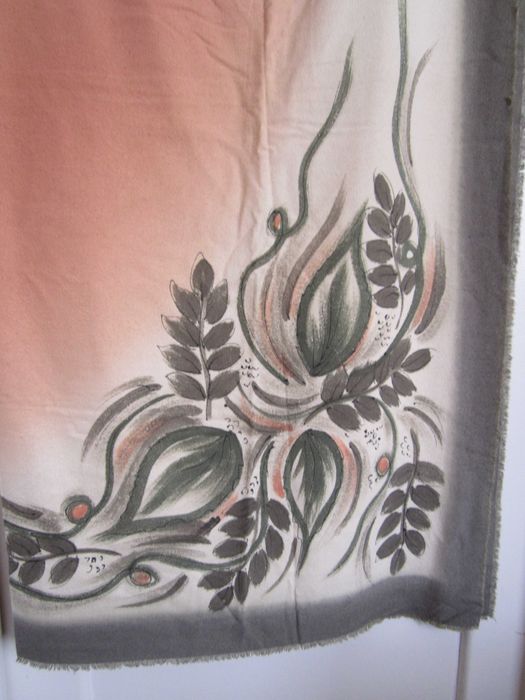 Lenço semi-quadrado meia estação com padrão florido