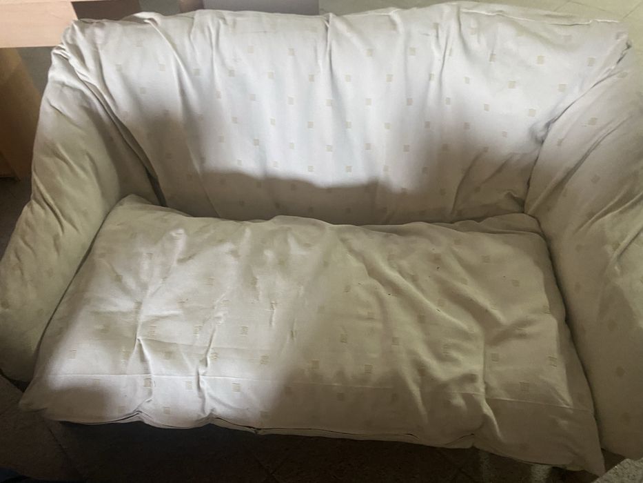 Sofá em castanho maciço