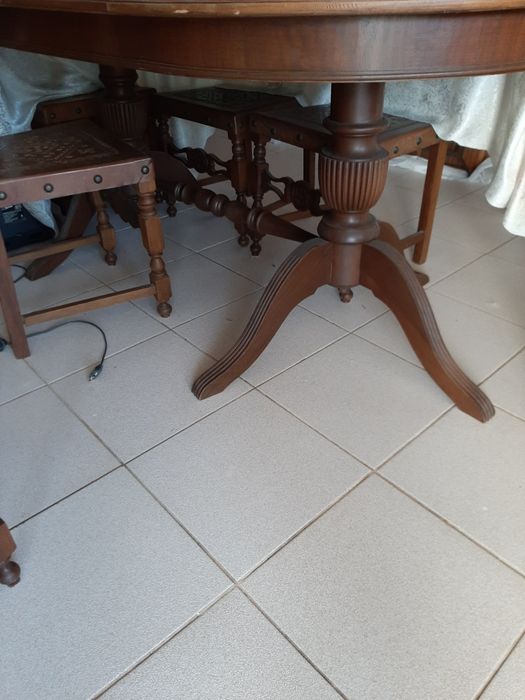 Mesa e armário em madeira maciça trabalhada