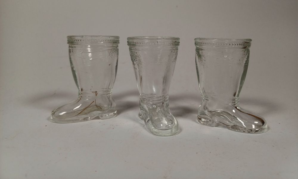 Trzy kieliszki buty - szkło prasowane - Vintage  - PRL