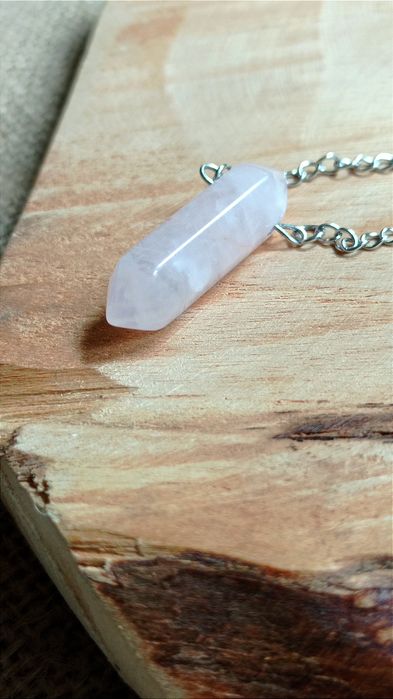 Naszyjnik na srebrnym łańcuszku z kamiennym wisiorkiem