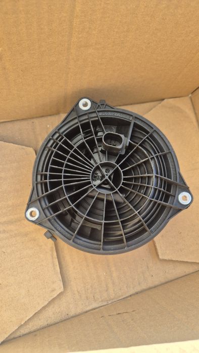 Zamek klapy tył VW Golf 6  6R0827469D