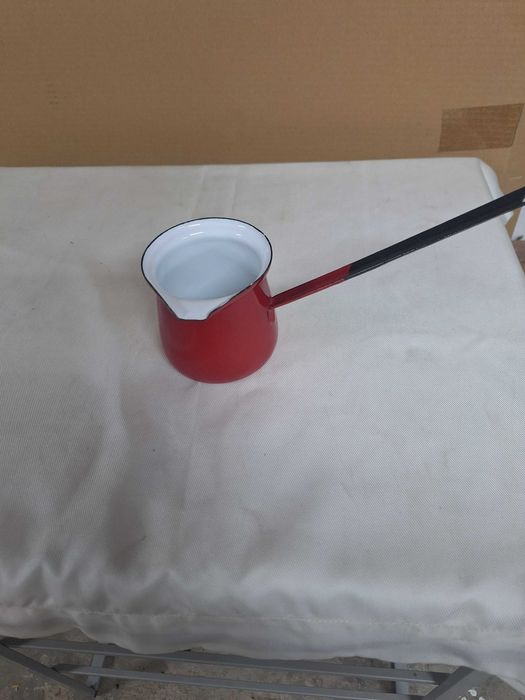 Małe metalowe naczynie.