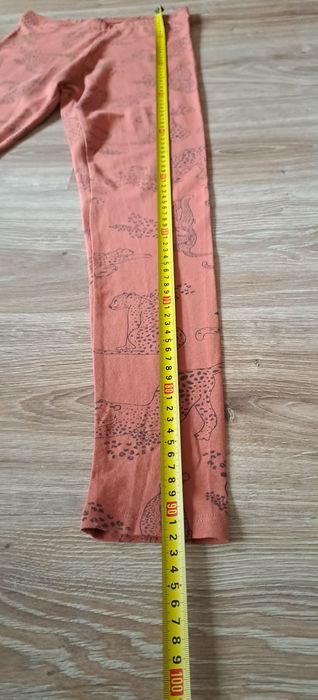 Brązowe dziewczęce legginsy ze zwierzęcym printem.