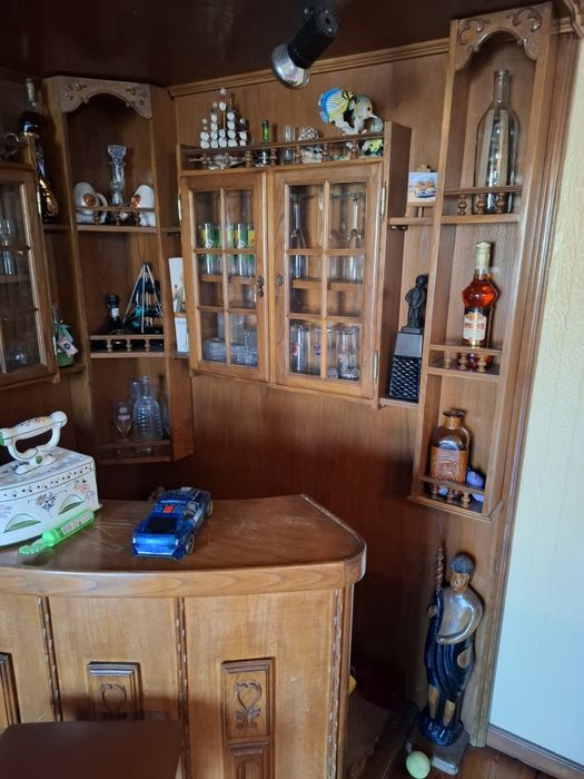 Móvel de bar em madeira com luz