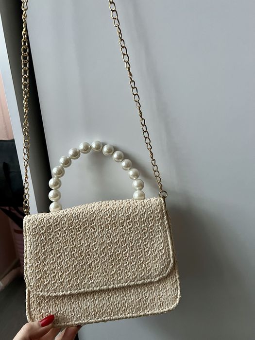 Bezowa torebeczka z piekna raczka z perłami