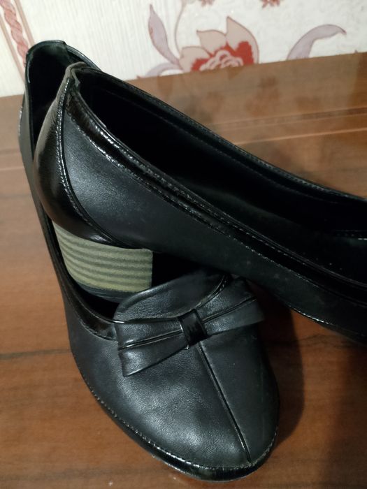 Гарні шкіряні туфлі на весну, р.39