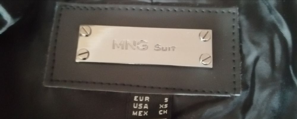 Mango Suit, krótki czarny  płaszcz S-M