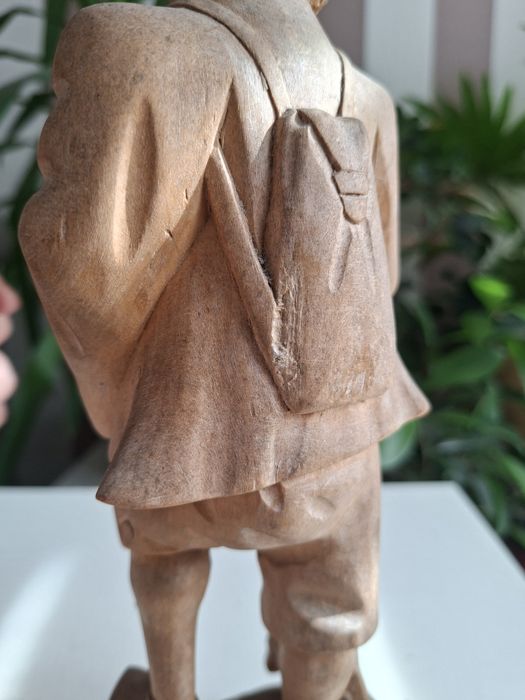 Drewniana figurka wędrowca / myśliwego