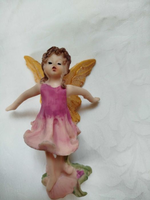 Trzy figurki elfów aniołków