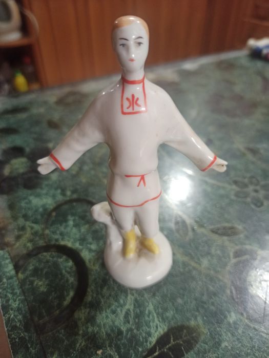 Статуэтка фарфоровая