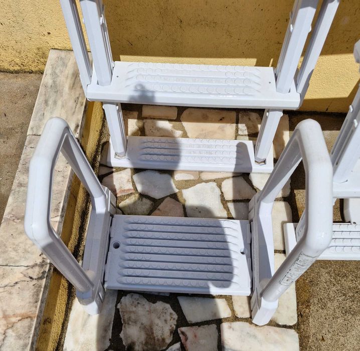 Escada de piscina em plástico com proteção