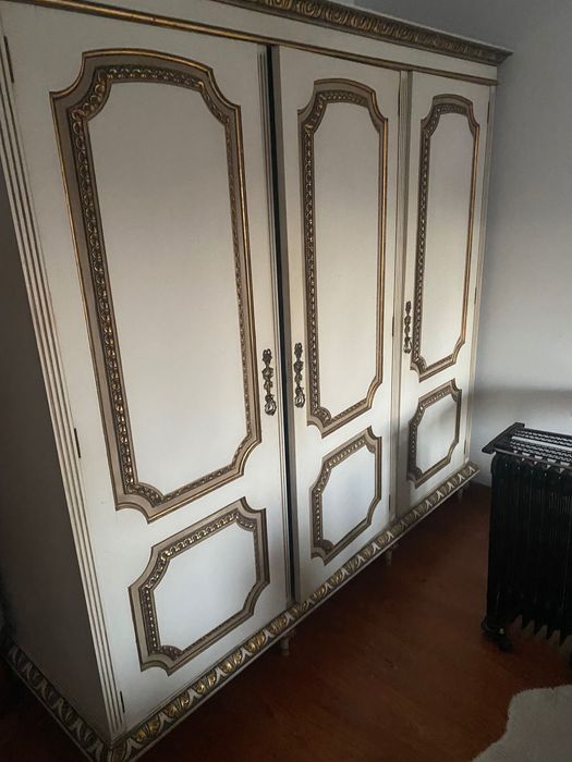 Roupeiro branco em madeira trabalhada