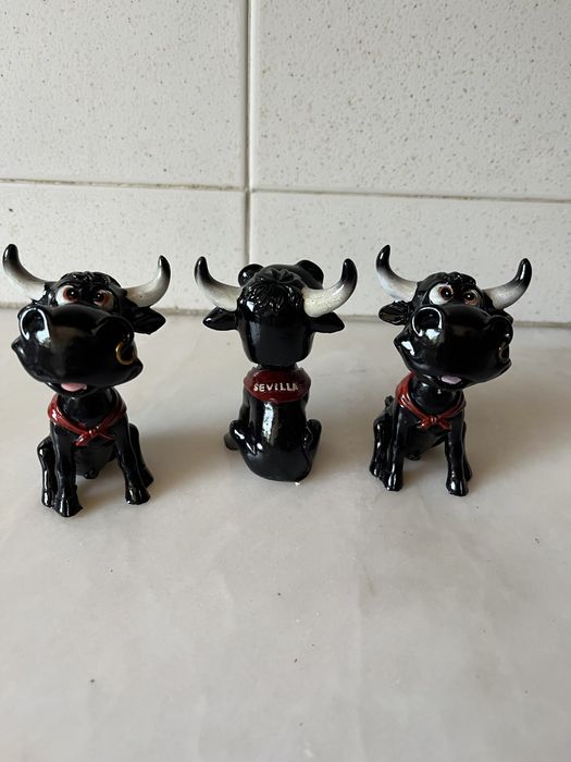 NOVO-Vários touros em resina.