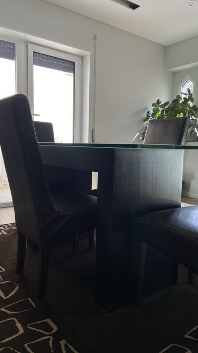Mesa sala c/ tampo de vidro e pé em preto