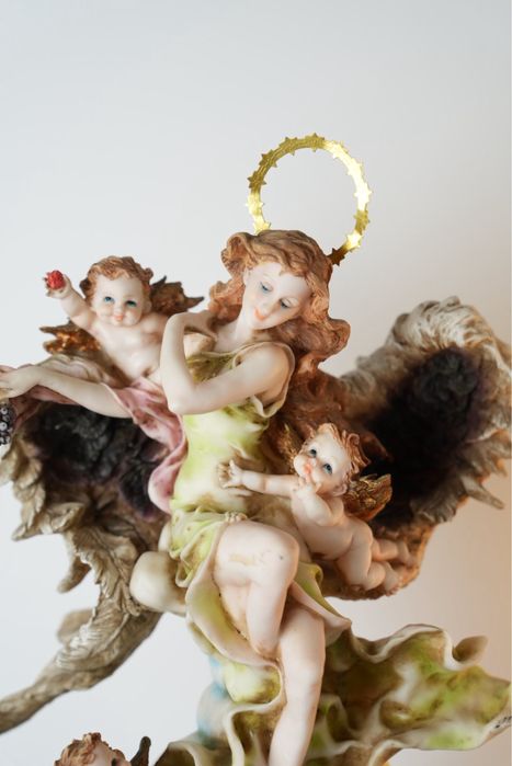 Estátua de Santa guardiã com anjos