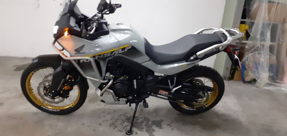 Honda transalp 750 xl igual a nova.