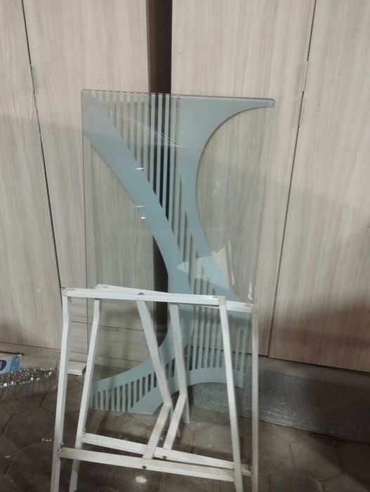 Mesa de vidro muito bonita ( baixa de preço só até sábado)