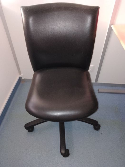 Mesa de escritório e oferta de  1 cadeira na compra da mesa