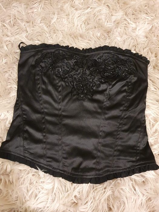 Czarny gorset z fiszbinami