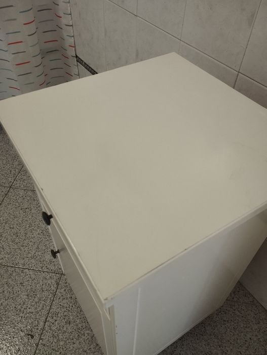 Mesa de cabeceira branca