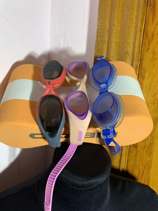 Басейн. Плавання. Набір окуляри та подушка.