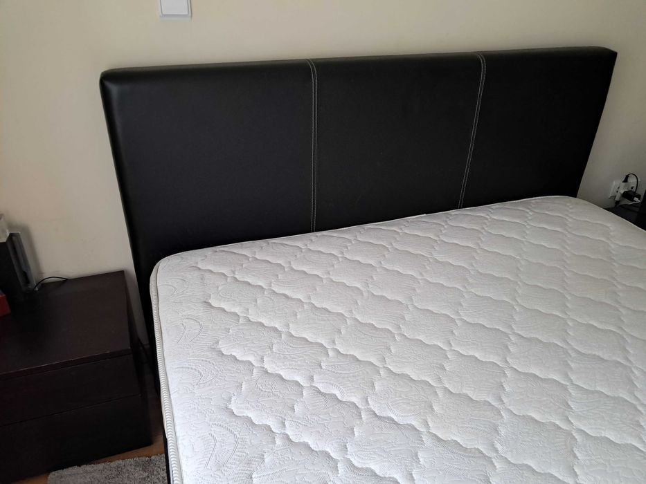 Cama de casal em madeira de castanho e pele