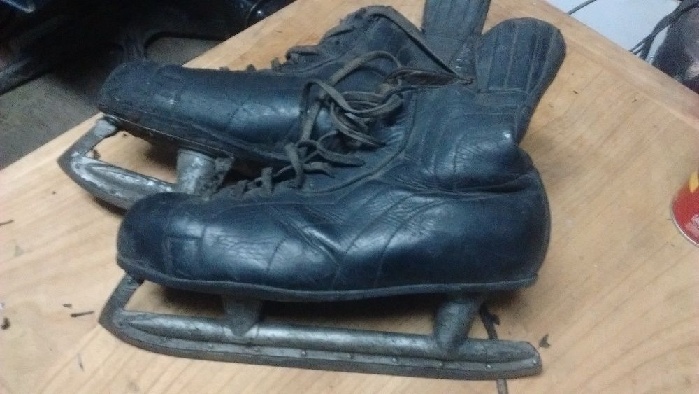 Stare łyżwy skórzane.