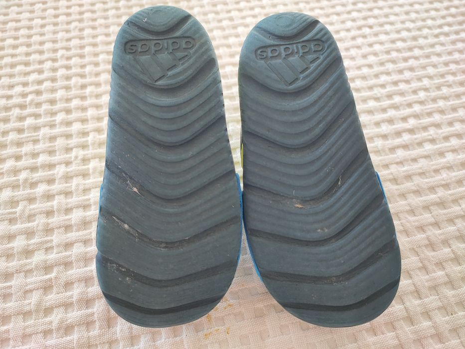Sandália adidas tamanho 25