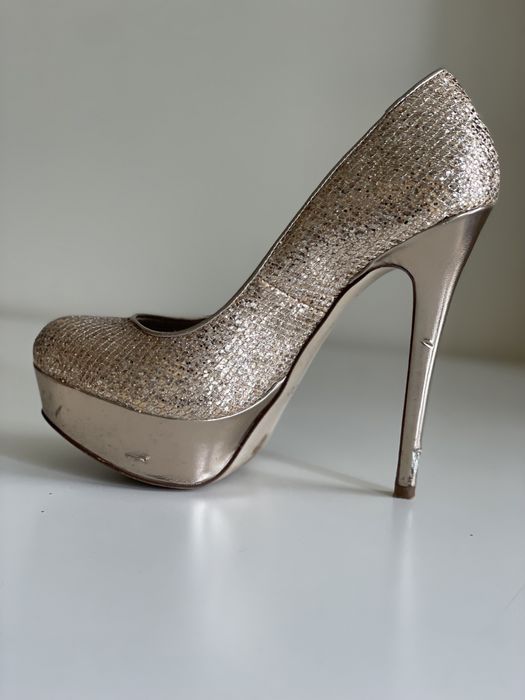 Sapato de salto dourados, Tamanho 37