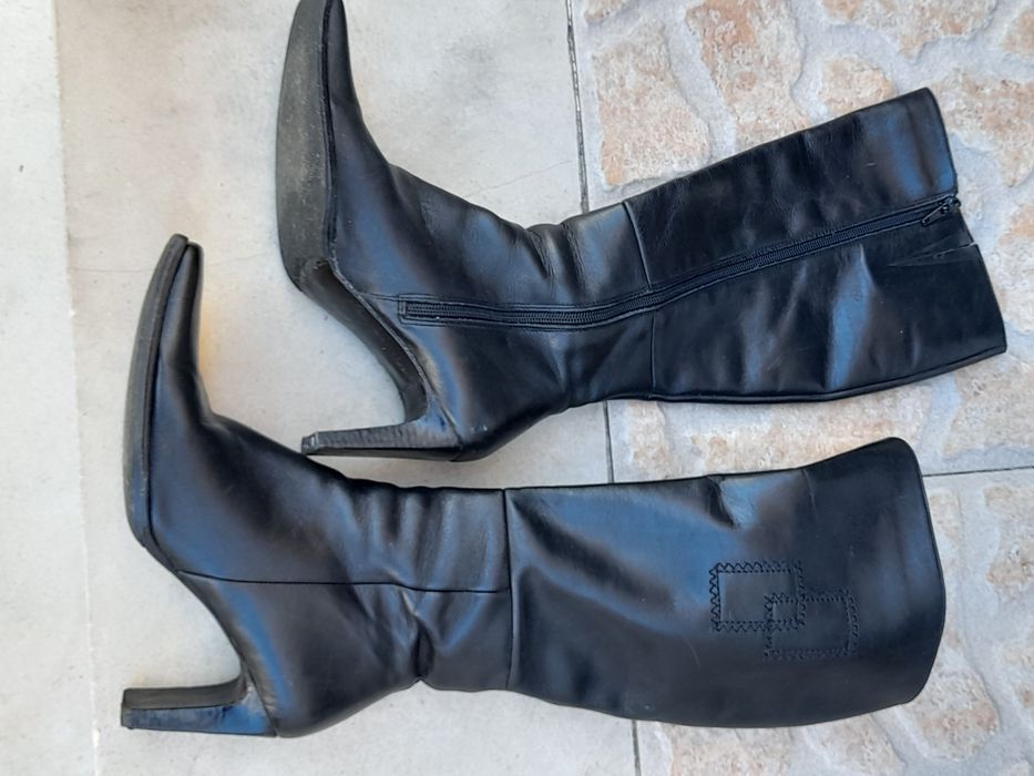 Botas em pele, cano alto, tam 38
