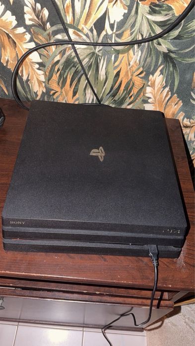 Playstation 4 , com comando e fio hdmi