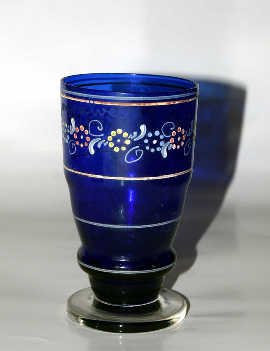 Copo vintage de vidro azul-cobalto