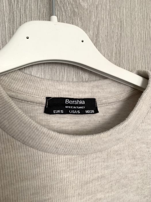 Bershka beżowy sweterek z bufiastymi rękawami z perełkami S