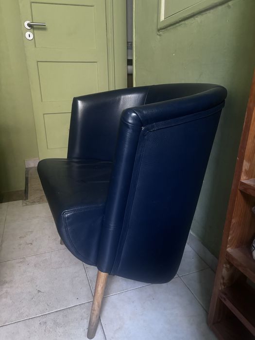 Duas Cadeiras estofadas em couro