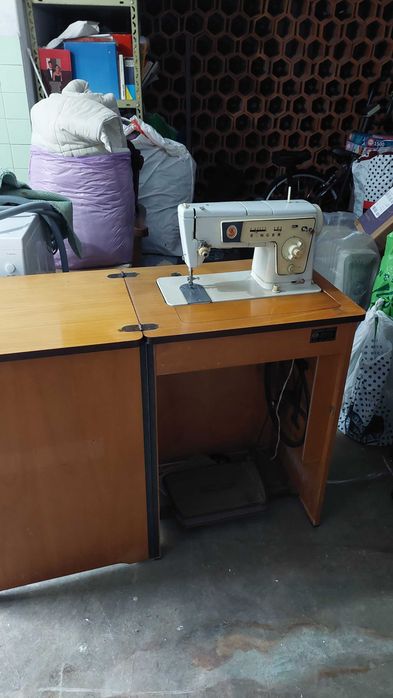 Máquina de costura Singer com armário