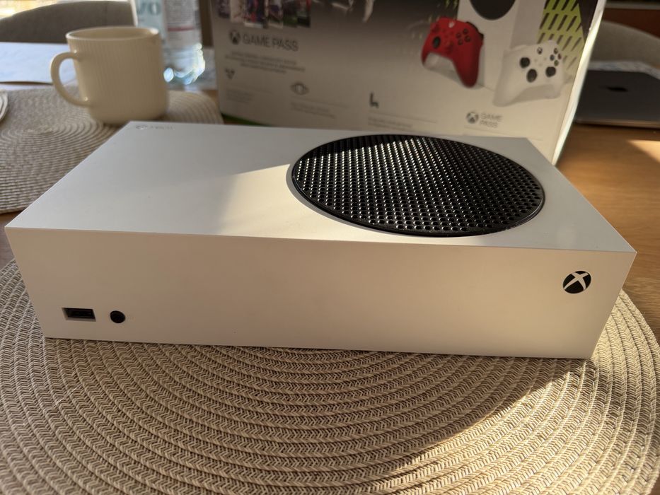Xbox  series s  komplet z pudelkiem. Stan bardzo dobry plus