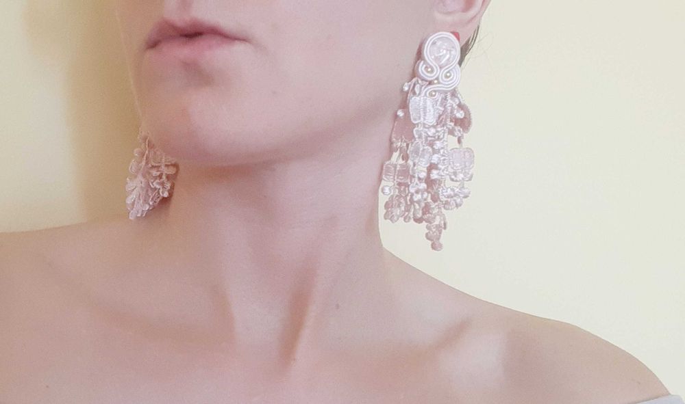 Kolczyki sutasz jasny róż, pudrowe, biżuteria wesele, koronka