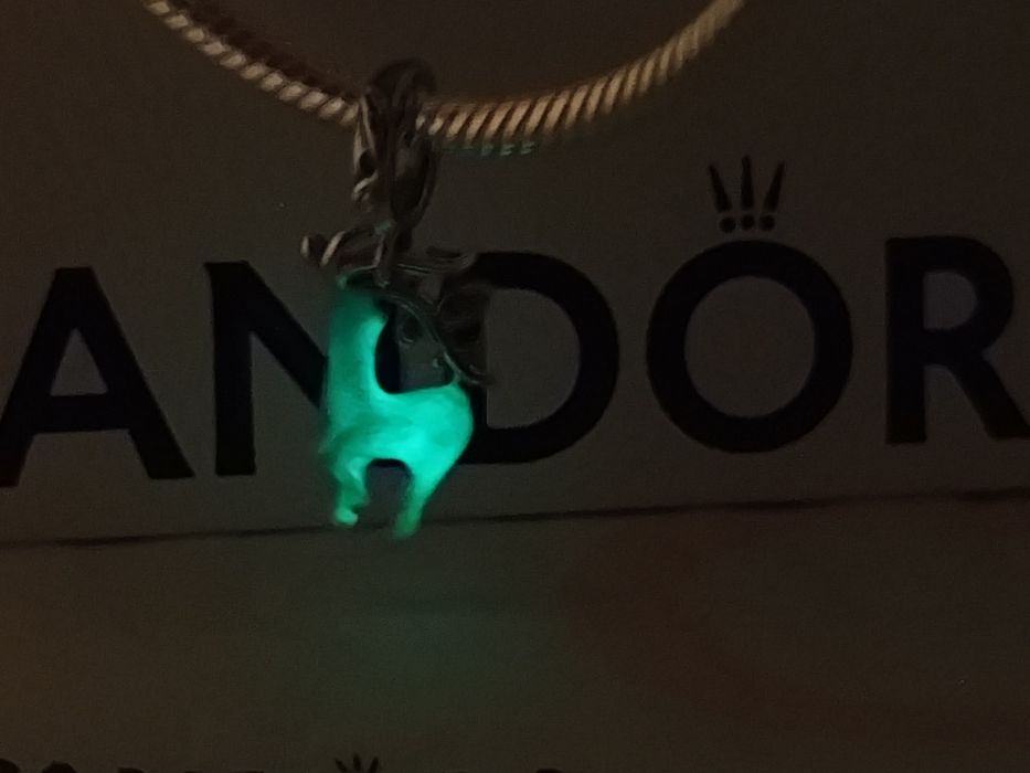 Pendente rena da Pandora brilha no escuro