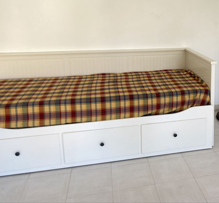 Sofá-cama de casal com arrumação
