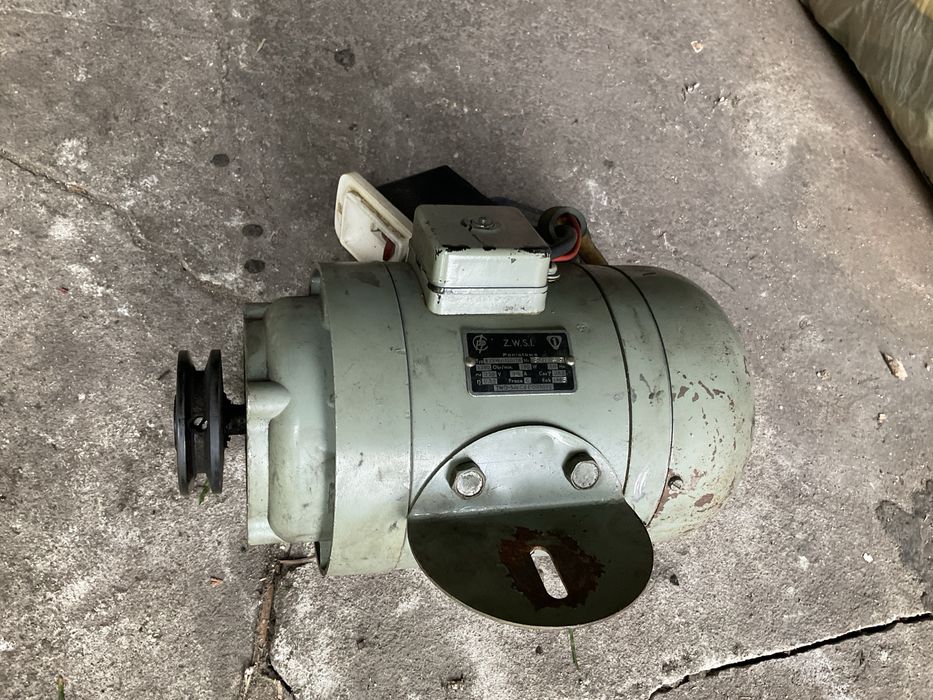 Silnik elektryczny 180 W, 220 V, 2,5 A, 1380obr/min.
